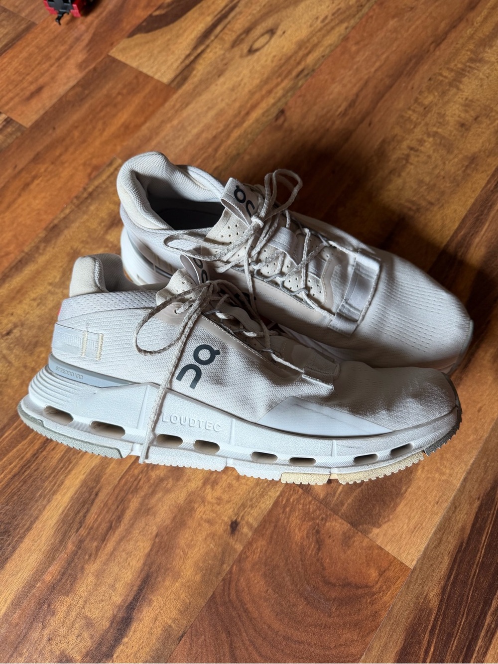 Womens On Cloud Sneakers Size 9